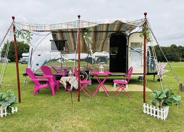 2 Person Vintage Airstream "Miss Roxy" - British F1 Grand Prix